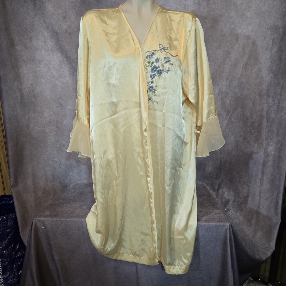 Silky Cream‎ Floral-Embroidered Robe - Picture 2 of 7